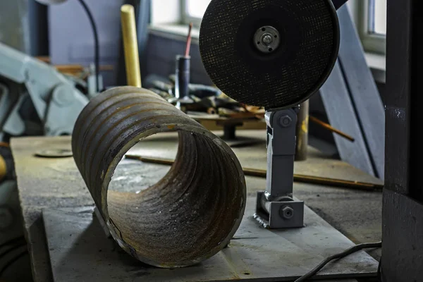 Een Grinder Met Een Schijf Werkbank Workshop Een Grote Metalen — Stockfoto