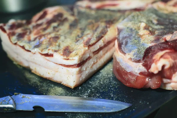 Trozos de cerdo de cerdo se cortan en la mesa y listo para cocinar . —  Fotos de Stock