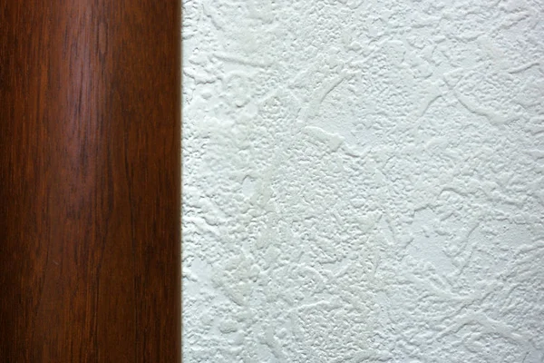 Дерев'яна обробка дверей на фоні текстури шпалери крупним планом з простором для копіювання. Бланк для візитки або оголошення . — стокове фото