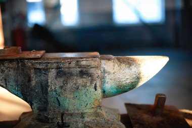 Eski örs demirci dükkanında. Bir metal araç Close-Up