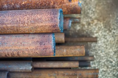 Çeşitli çaplarda paslı metal boru beton yere yat. Endüstriyel arka plan