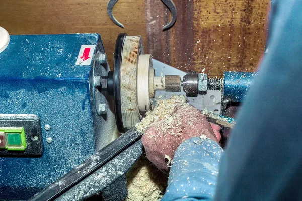 Trabajar en un torno en un árbol. Primer plano de las manos masculinas durante el procesamiento de los espacios en blanco de madera . — Foto de Stock