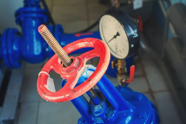 Vanne rouge et capteur de pression sur le tuyau d'alimentation en gaz ou de chauffage . — Photo