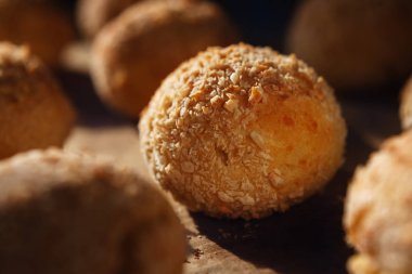 Süzme peynir hamurundan mayasız taze lezzetli çörek. Özel bir ev tarifi için sporcuların sağlıklı beslenme için Ekmek.