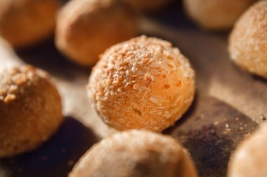 Yuvarlak çörekler kepekli un ve lor karışımından yapılır. Sağlıklı bir diyet ve bir diyet insanlar için taze hamur işleri. Küçük bir glacemic indeksi ile düşük kalorili gıda