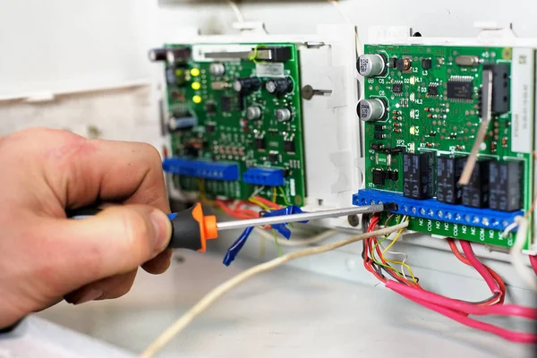 Kontrol ve ölçüm cihazlarındaki mekanik, ekipmanın tamirve ayarını yapar. Tornavida ve güvenlik çipi ile işçinin eli, yakın çekim