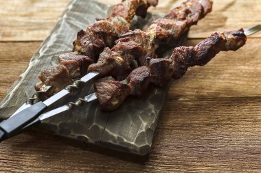 Şişlerde pişmiş sıcak et kebabı. Sağlıklı yiyecekler ateşte pişirilir. Yukarıdan görüntüle.