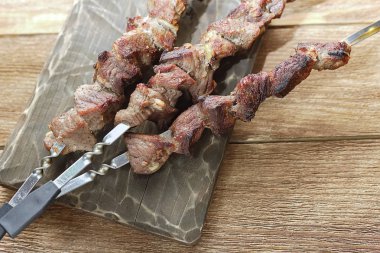 Şişlerde pişmiş sıcak et kebabı. Sağlıklı yiyecekler ateşte pişirilir. Yukarıdan görüntüle.