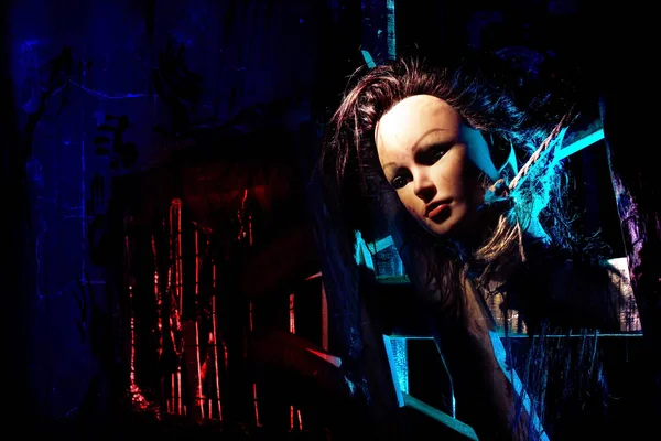 人形の切断された頭部は、木製のフェンスにロープで結ばれています。不気味な夜の舞台写真 — ストック写真