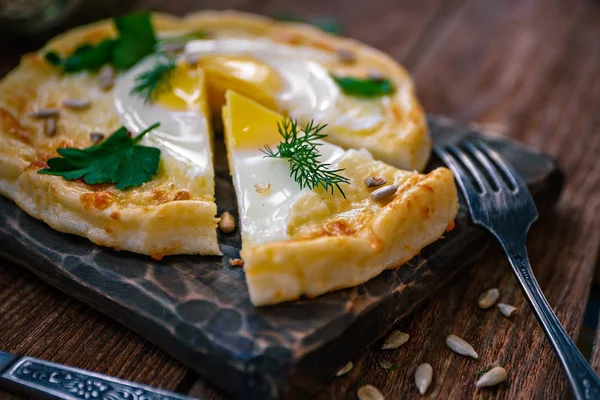 Khachapuri aus Reismehl, Quarkteig mit Ei und Mozzarella. — Stockfoto