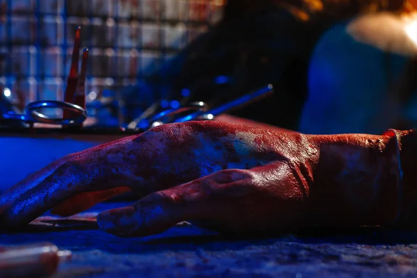 血と頭の一部がテーブルの上に置いてある。不気味で暗い雰囲気の舞台写真。殺人と被害者の解体の概念. — ストック写真