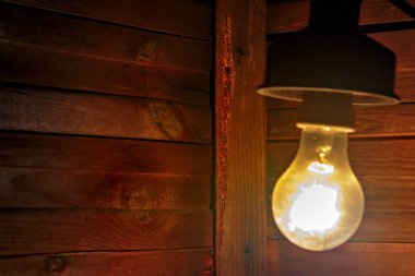 Karanlık bir odada eski akkor lamba.