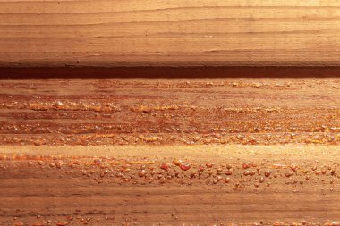 Arka plan. Küçük rekarn damlaları ile ahşap yüzey. Ahşap hazırlanması ve işlenmesi.