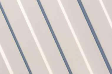 Arka plan. Beyaz profilli levhanın yüzeyi. Çatı malzemesi ve duvar dekorasyonu