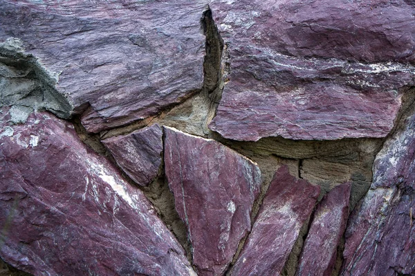 Dekoratív szóló egy természetes kőből Claret színes és cement közelről. Absztrakt háttér — Stock Fotó