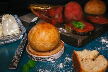 Ruddy ve taze ekmek. Ev yapımı pişirme. Rustik kahvaltı: sandviçli kırmızı balık. Natürmort.