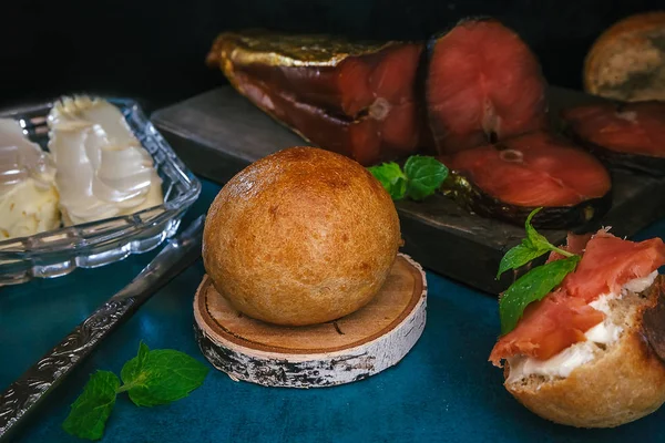 Kırmızı balık ve taze çürük ekmek yakın çekim. Rustik bir tarzda sağlıklı kahvaltı natürmort.