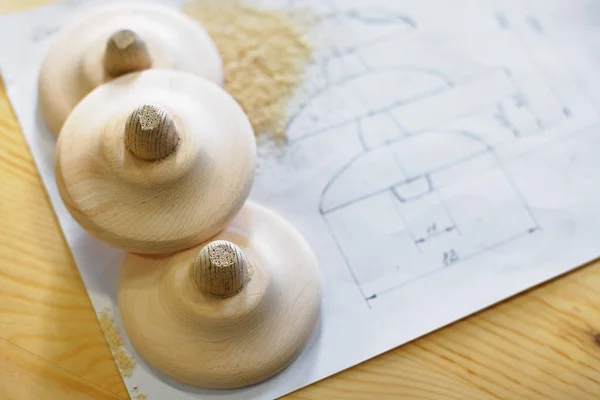 Los espacios en blanco de madera están sobre papel con un dibujo. Producción de productos en el taller de carpintería . —  Fotos de Stock