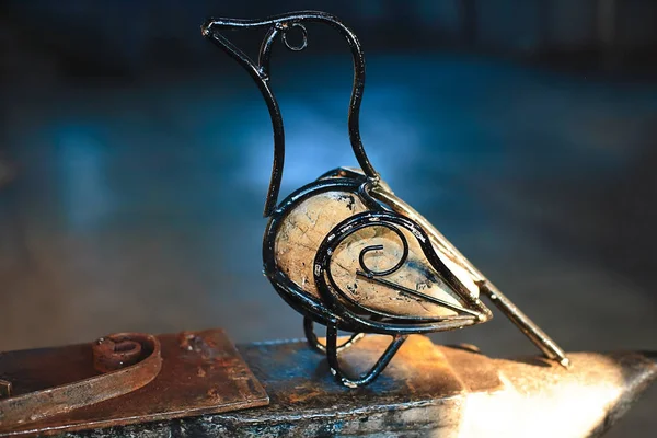 Demir ve taştan yapılmış kuş. Ürün, bir demirci tarafından el yapımı. — Stok fotoğraf
