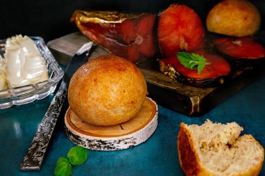 Kırmızı balık ve taze çürük ekmek yakın çekim. Rustik bir tarzda sağlıklı kahvaltı natürmort.