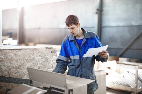 Il lavoratore del magazzino effettua un inventario delle merci — Foto Stock