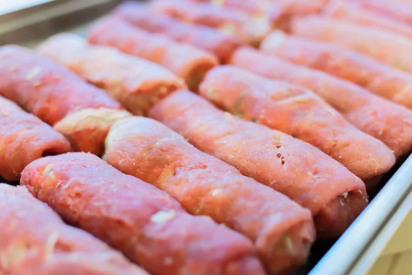 Yemek pişirmek. Rulo köfteler üst üste dizildi. — Stok fotoğraf