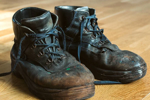 Viejas Botas Trabajo Desgastadas Con Cordones Zapatos Cuero Que Requieren —  Fotos de Stock