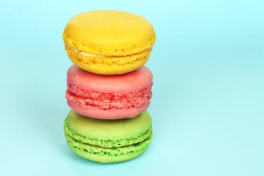 Mavi arka plan yakın çekim üzerinde Fransızca macaroons