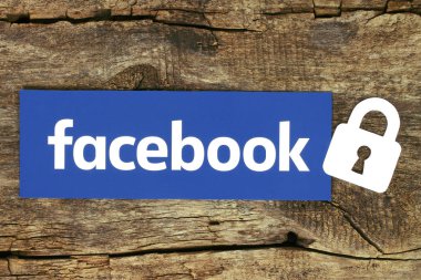 Kiev, Ukrayna - 04 Mayıs 2017: Facebook logo kilit ile kağıda basılmış ve eski ahşap zemin üzerine yerleştirilir. Facebook güvenlik ve gizlilik sorunları kavramı