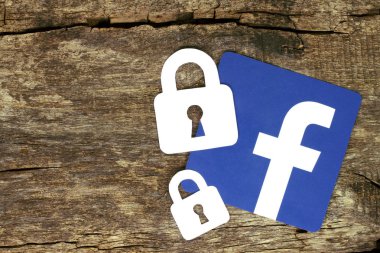 Kiev, Ukrayna - 04 Mayıs 2017: Kilit simgesiyle Facebook kağıda basılmış ve eski ahşap zemin üzerine yerleştirilir. Facebook güvenlik ve gizlilik sorunları kavramı