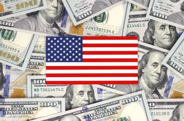 Yüz dolar faturaları zemin üzerine Amerikan bayrağı