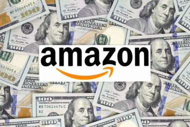 Kiev, Ukrayna - 07 Eylül 2018: logo baskılı kağıt üzerinde kesme ve para arka plan üzerine yerleştirilen Amazon. Amazon bir Amerikan elektronik ticaret firmasıdır