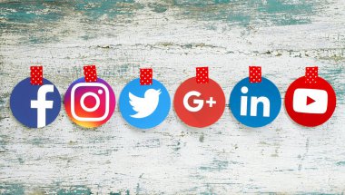 Kiev, Ukrayna - 27 Eylül 2018: Popüler yuvarlak sosyal medya simgeler gibi: Facebook, Twitter, Instagram, LinkedIn, Google Plus ve Youtube kağıda basılmış ve eski ahşap üzerine bantlanmış