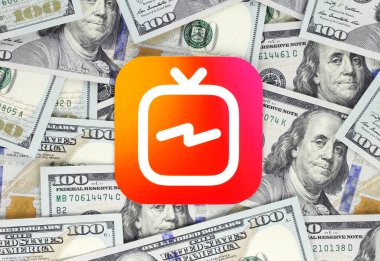 Kiev, Ukrayna - 07 Eylül 2018: simge kağıt üzerine yazdırılan kesme ve para arka plan üzerine yerleştirilen Igtv. Igtv dikey bir video uygulaması öncelikle akıllı telefonlar için yapılan Instagram ait olduğunu