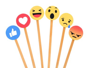 Kiev, Ukrayna - 27 Eylül 2018: Facebook düğmesi gibi 6 empatik Emoji reaksiyonlar ve beyaz arka plan üzerinde ahşap sopa koydu kağıt üzerinde yazılı