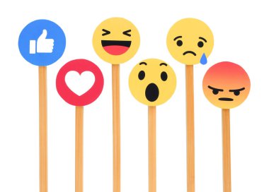 Kiev, Ukrayna - 27 Eylül 2018: Facebook düğmesi gibi 6 empatik Emoji reaksiyonlar ve beyaz arka plan üzerinde ahşap sopa koydu kağıt üzerinde yazılı