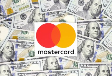 Kiev, Ukrayna - 18 Eylül 2018: Mastercard logosu basılmış kağıt üzerinde kesme ve para zemin üzerine yerleştirilir. MasterCard bir Amerikan çokuluslu finansal hizmetler şirketidir