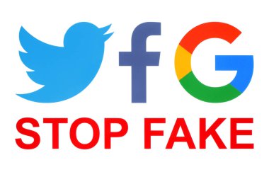 Kiev, Ukrayna - 09 Ekim 2018: Facebook, Twitter ve Google simgeleri dur sahte sözcükleri ile beyaz kağıda basılmış. Facebook, Twitter ve Google AB sahte haber mücadele kabul