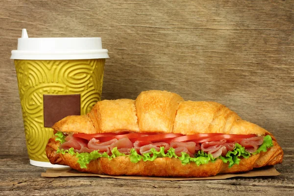 Croissant Grande Com Salada Verde Tomate Carne Porco Xícara Café — Fotografia de Stock