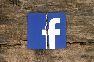Kiev, Ukrayna - 07 Kasım 2018: simge kağıt üzerine yazdırılan yırtık ve eski ahşap arka plan üzerinde koymak Facebook. Facebook güvenlik ve gizlilik sorunları kavramı