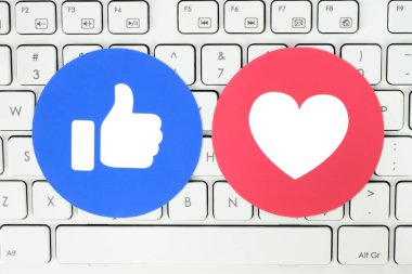 Kiev, Ukrayna - 28 Kasım 2018: Facebook gibi ve sevgi düğmesini empatik Emoji kağıda basılmış ve beyaz klavyede koymak tepkiler