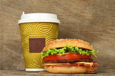 Büyük hamburger ve kağıt kahve Kupası