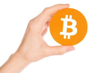 El Bitcoin beyaz arka plan üzerinde tutar.