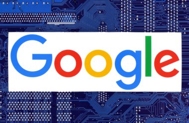 Devre kartı üzerindeki yerleştirilen Google logosu