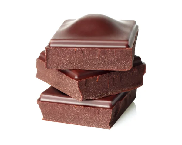 Tmavé kousky čokolády izolované na bílém pozadí — Stock fotografie
