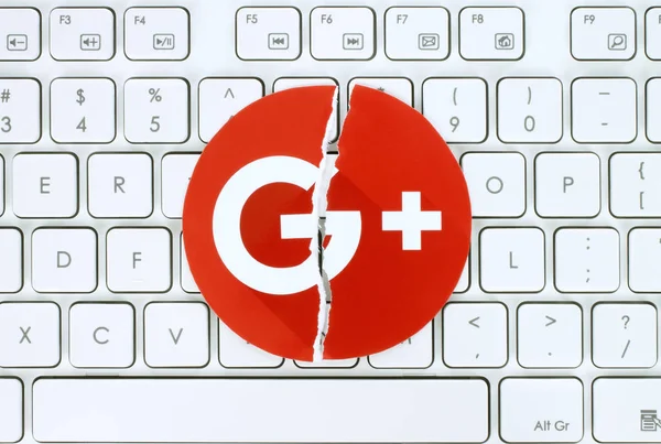 Google plus icona strappato e messo sulla tastiera bianca — Foto Stock