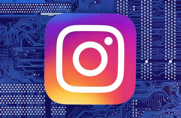 Ikon Instagram ditempatkan pada papan sirkuit — Stok Foto