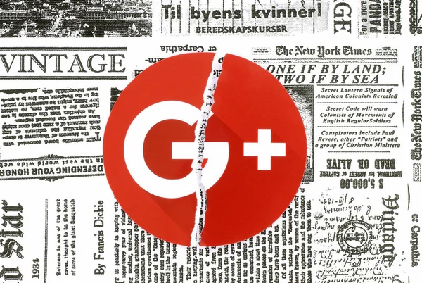 Google plus icono rasgado y puesto en periódico retro — Foto de Stock