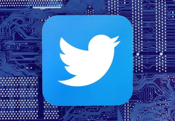 Icono de Twitter colocado en la placa de circuito —  Fotos de Stock