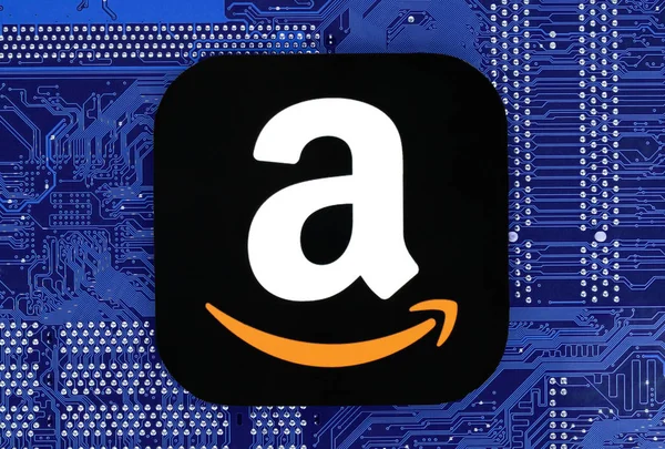 Ícone Amazon colocado na placa de circuito — Fotografia de Stock